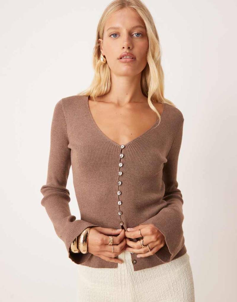 Pretty Lavish - Figurbetonte Strickjacke in Braun von Pretty Lavish