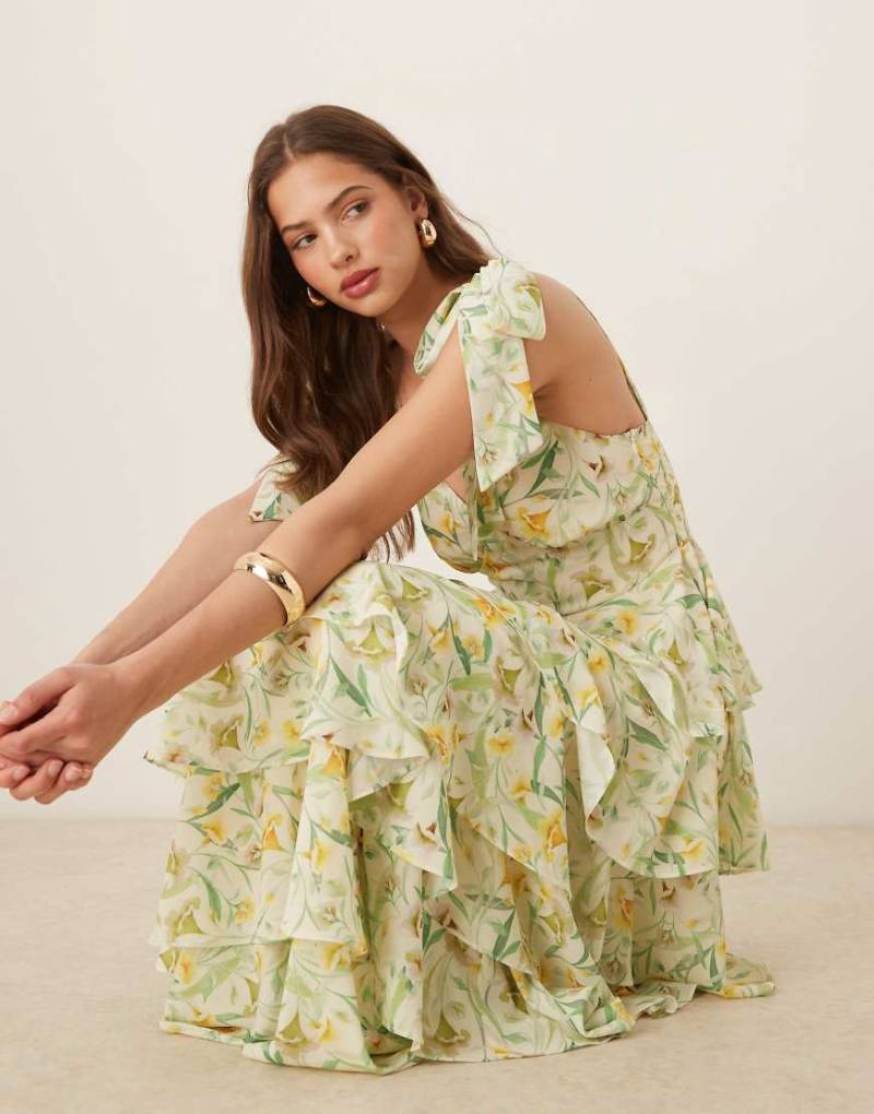 Pretty Lavish - Fiore - Gerüschtes Maxikleid in Salbeigrün mit Blumenmuster und Bindedetail von Pretty Lavish