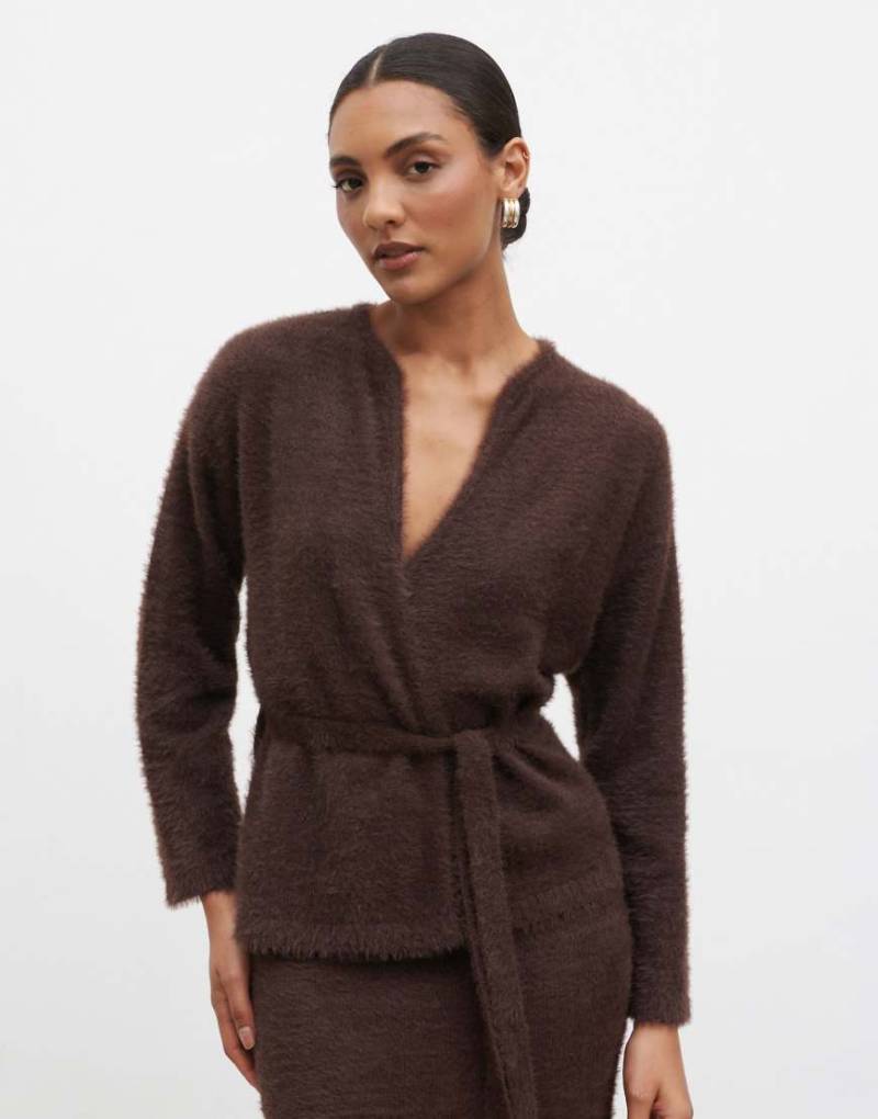 Pretty Lavish - Flauschige Strickjacke in Schokobraun mit Taillenschnürung-Brown von Pretty Lavish