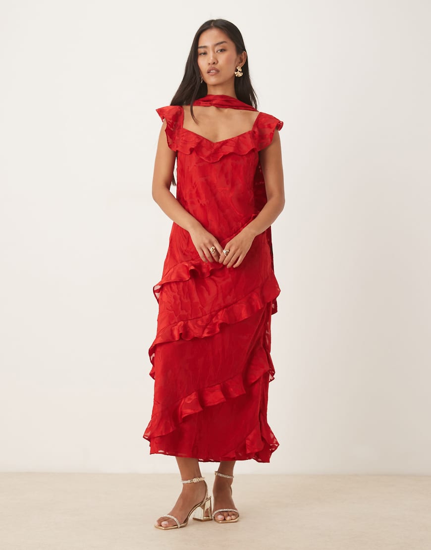Pretty Lavish - Gerafftes Maxikleid in Rot mit Ausbrennermuster sowie Rüschen- und Schaldetails von Pretty Lavish