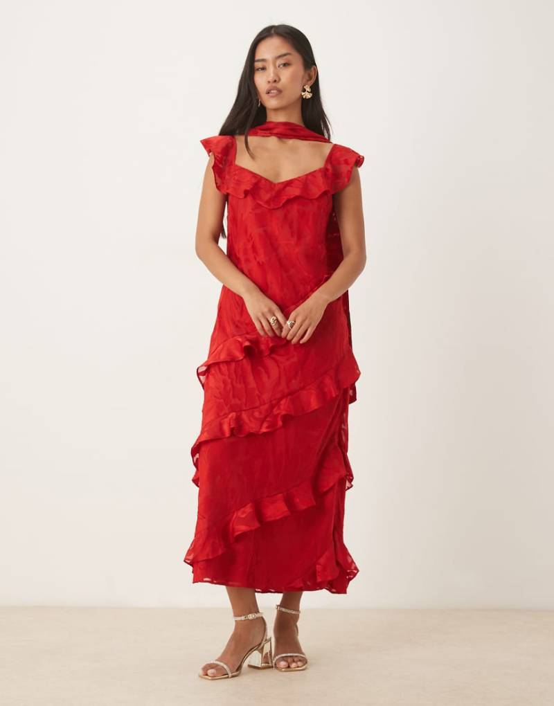 Pretty Lavish - Gerafftes Maxikleid in Rot mit Ausbrennermuster sowie Rüschen- und Schaldetails von Pretty Lavish