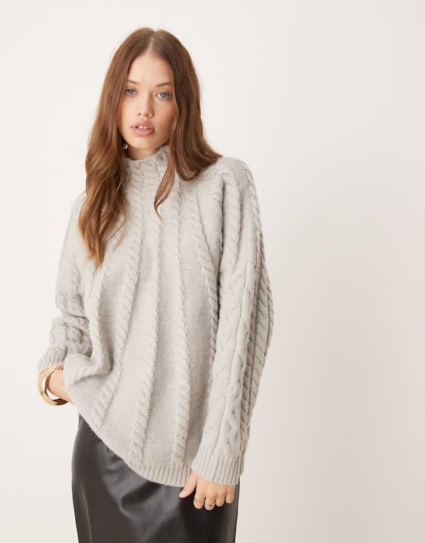 Pretty Lavish - Grober Strickpullover in Hellgrau mit Zopfmuster-Weiß von Pretty Lavish