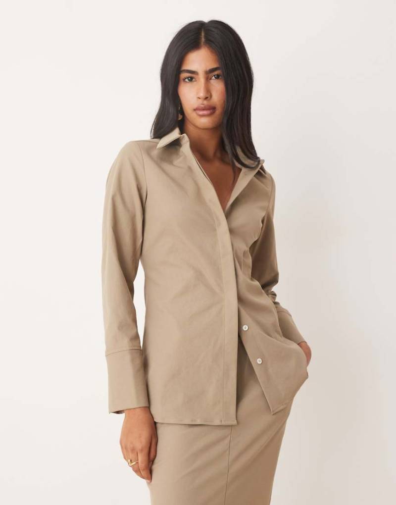 Pretty Lavish - Hemd in Steinbeige mit geraffter Taille, Kombiteil-Neutral von Pretty Lavish