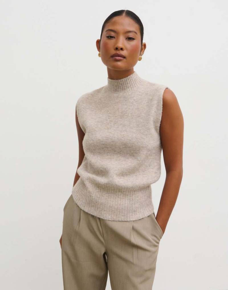 Pretty Lavish - Hochgeschlossener, ärmelloser Strickpullover in Steinbeige-Brown von Pretty Lavish