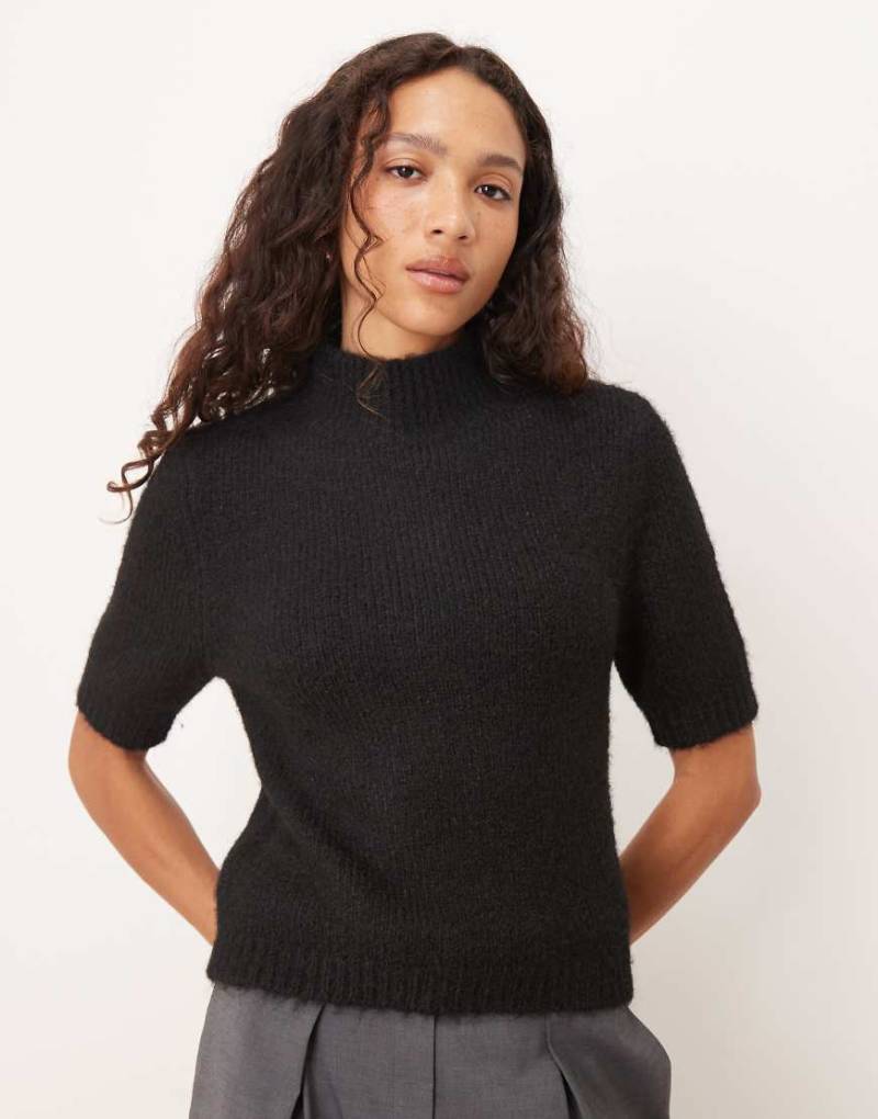Pretty Lavish - Hochgeschlossener, kurzärmliger Pullover in Schwarz aus flauschigem Strick von Pretty Lavish