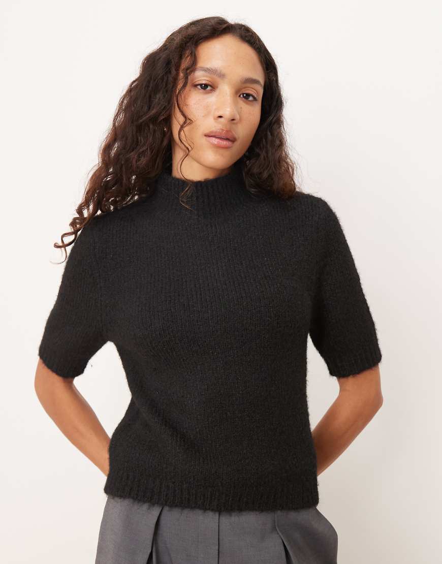 Pretty Lavish - Hochgeschlossener, kurzärmliger Pullover in Schwarz aus flauschigem Strick von Pretty Lavish