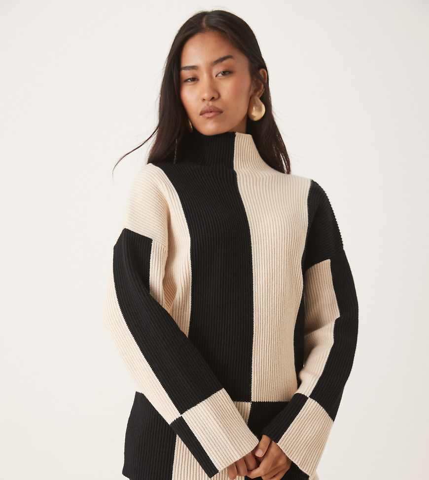 Pretty Lavish - Hochgeschlossener Pullover aus Rippstrick in Cremeweiß und Schwarz mit gespleißter Optik-Bunt von Pretty Lavish