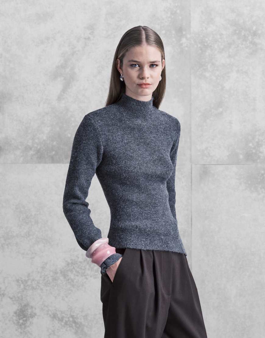 Pretty Lavish - Hochgeschlossenes, asymmetrisches Strick-Oberteil in Grau, Kombiteil von Pretty Lavish