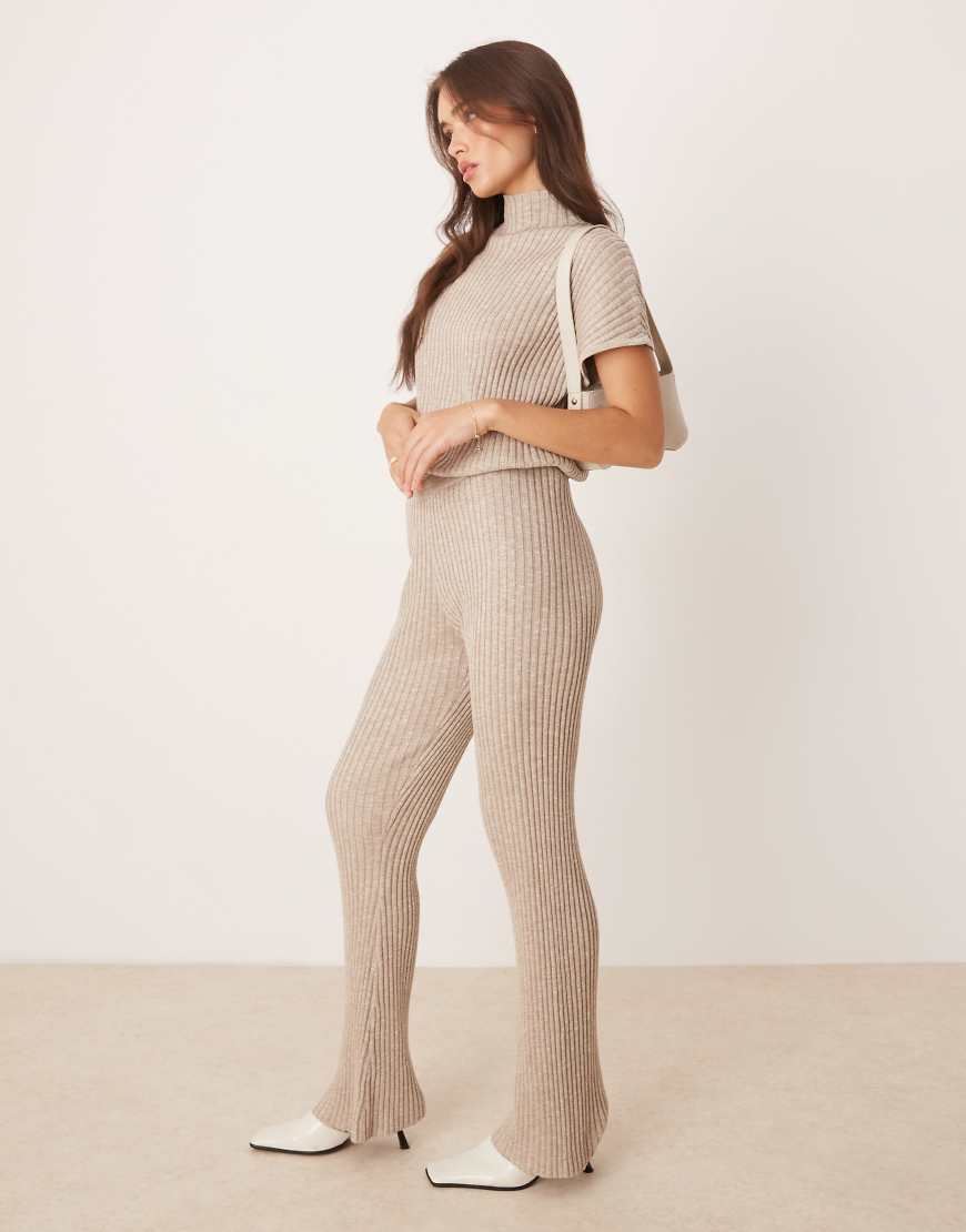 Pretty Lavish - Hose aus Strickstoff in Beige mit weitem Bein, Kombiteil-Neutral Pretty Lavish - Hose aus Strickstoff in Beige mit weitem Bein, Kombiteil-Neutral von Pretty Lavish