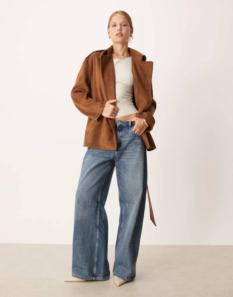 Pretty Lavish - Jacke aus Wildlederimitat in Braun mit Bindegürtel von Pretty Lavish