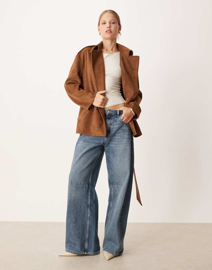 Pretty Lavish - Jacke aus Wildlederimitat in Braun mit Bindegürtel von Pretty Lavish