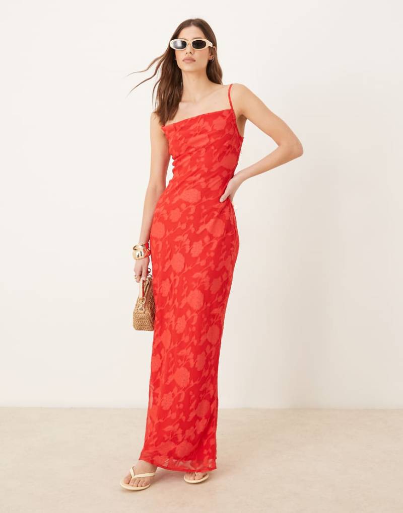 Pretty Lavish - Jacquard-Maxikleid in Rot mit Wasserfallausschnitt und Trägern von Pretty Lavish