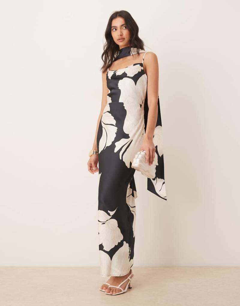 Pretty Lavish - Keisha - Maxikleid mit Schaldesign und großem Blumenmuster in Schwarzweiß von Pretty Lavish