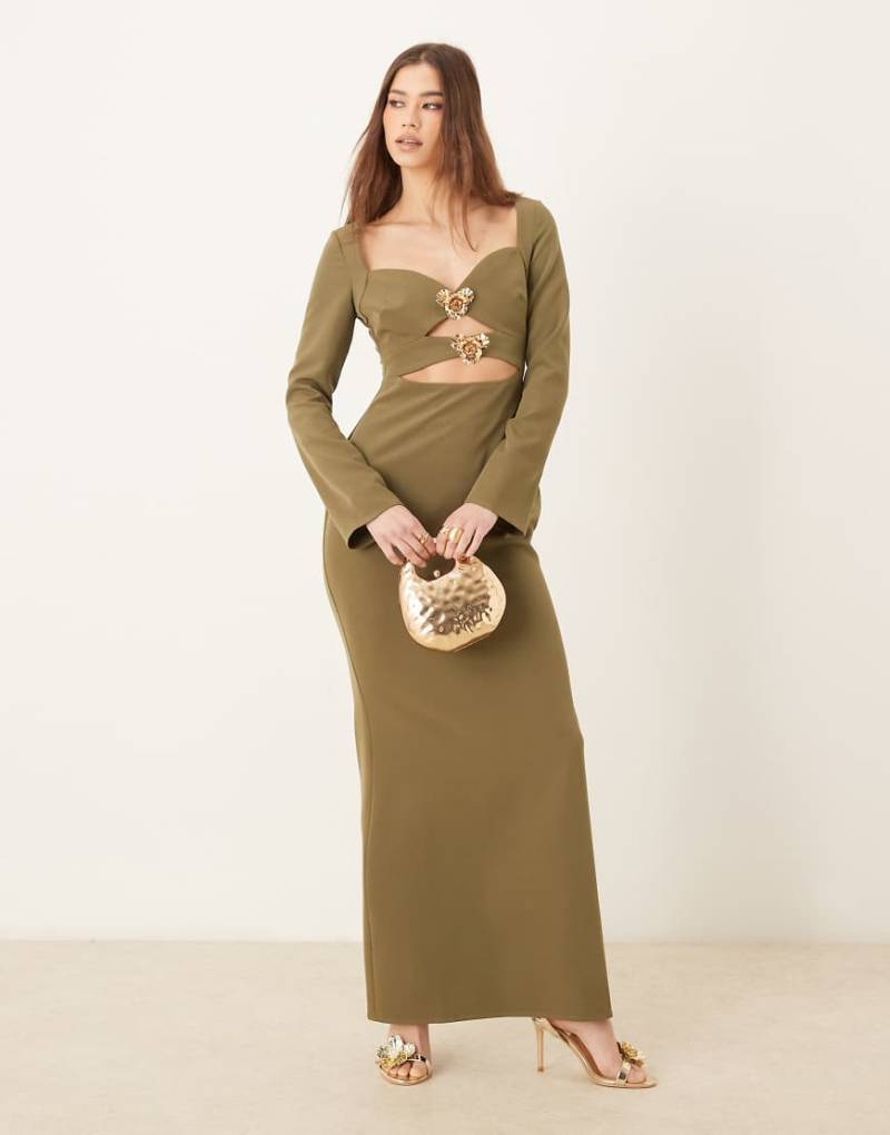 Pretty Lavish - Krepp-Maxikleid in Olivgrün mit abnehmbaren goldenen Details von Pretty Lavish