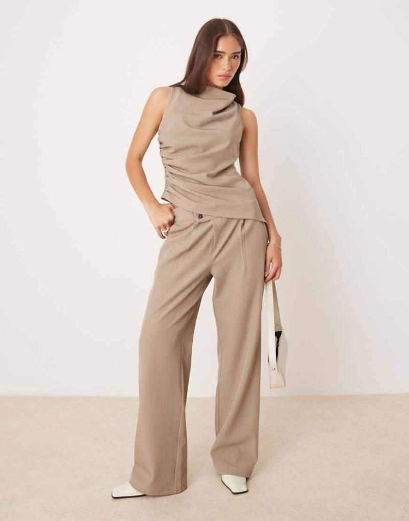Pretty Lavish - Locker sitzende, elegante Hose in Steinbeige-Braun von Pretty Lavish