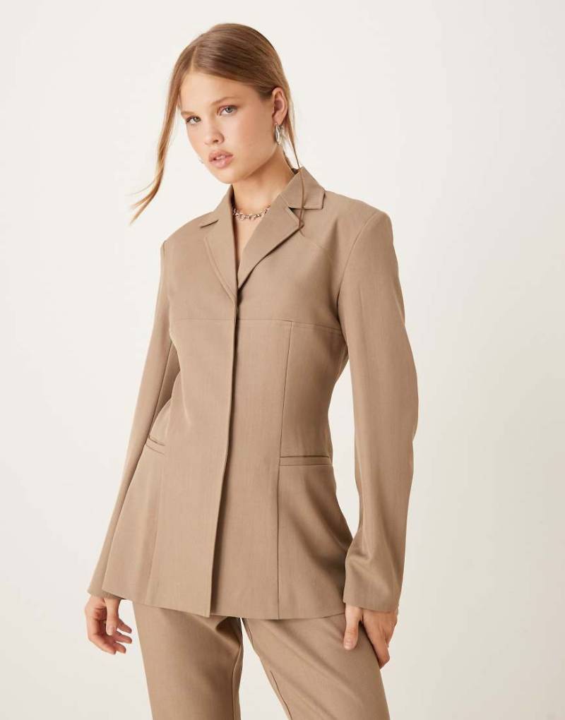 Pretty Lavish - Longline-Blazer in staubigem Taupe mit tailliertem Schnitt, Kombiteil-Brown von Pretty Lavish