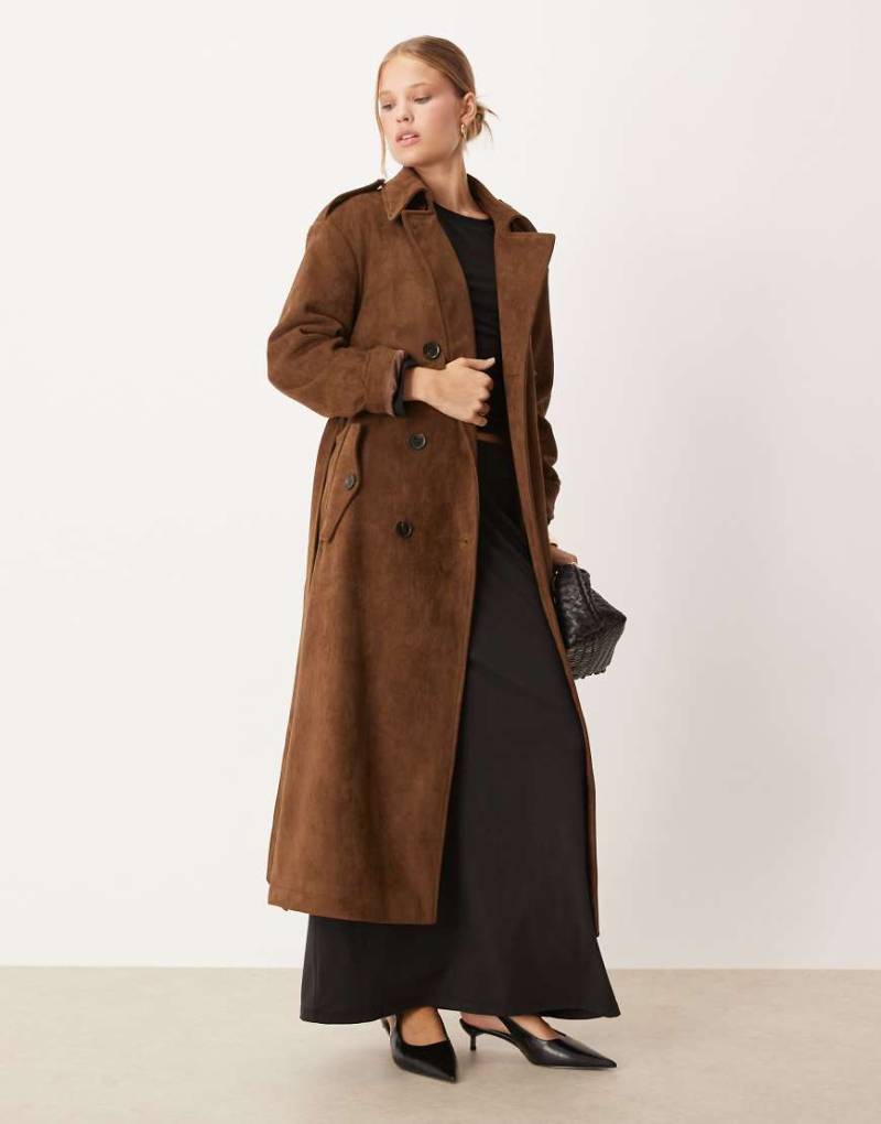Pretty Lavish - Longline-Trenchcoat aus Wildlederimitat in Schokobraun Pretty Lavish - Longline-Trenchcoat aus Wildlederimitat in Schokobraun von Pretty Lavish
