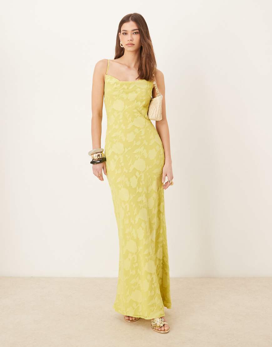 Pretty Lavish - Maxi-Trägerkleid aus Jacquard in Hellgrün mit Wasserfallausschnitt von Pretty Lavish