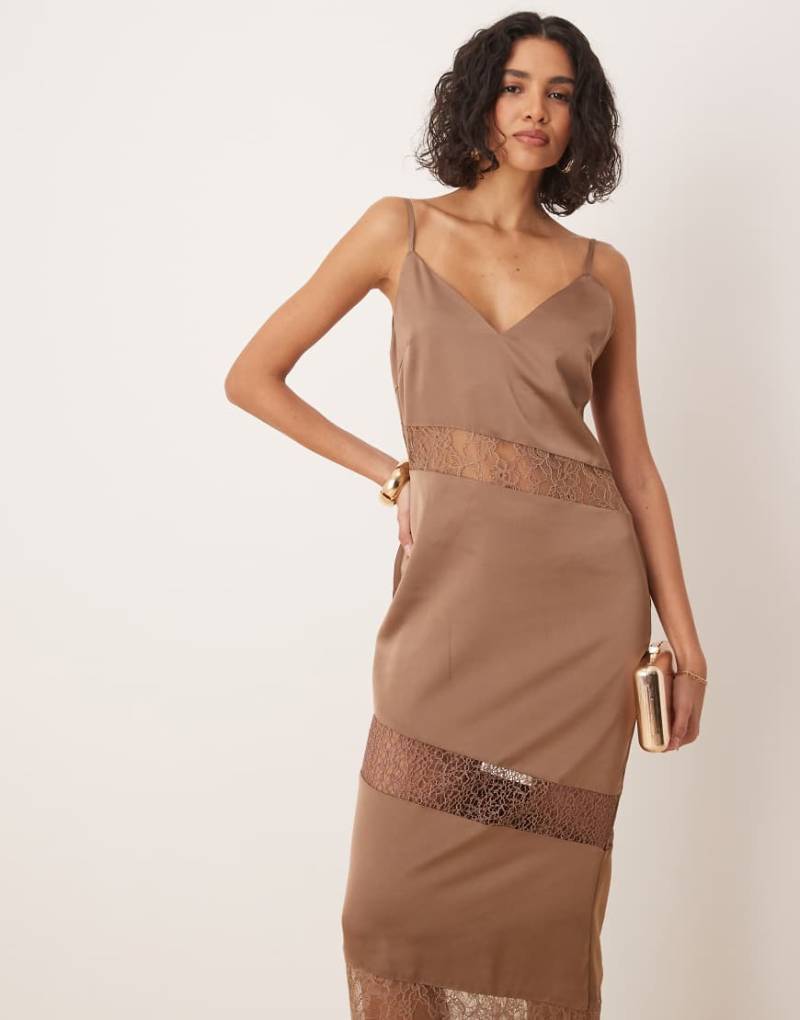 Pretty Lavish - Maxi-Trägerkleid in Mokka mit Spitzeneinsätzen-Braun von Pretty Lavish