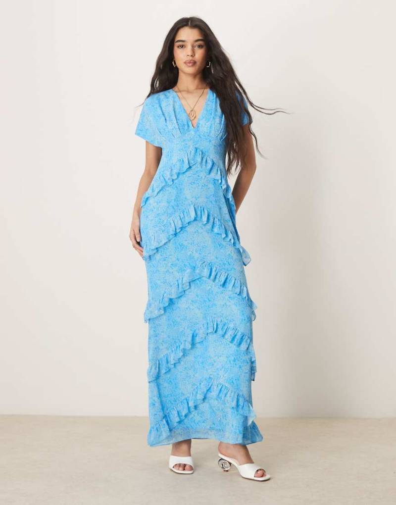 Pretty Lavish - Maxikleid aus Chiffon in Blau mit abstraktem Blumenmuster und Rüschen-Bunt von Pretty Lavish