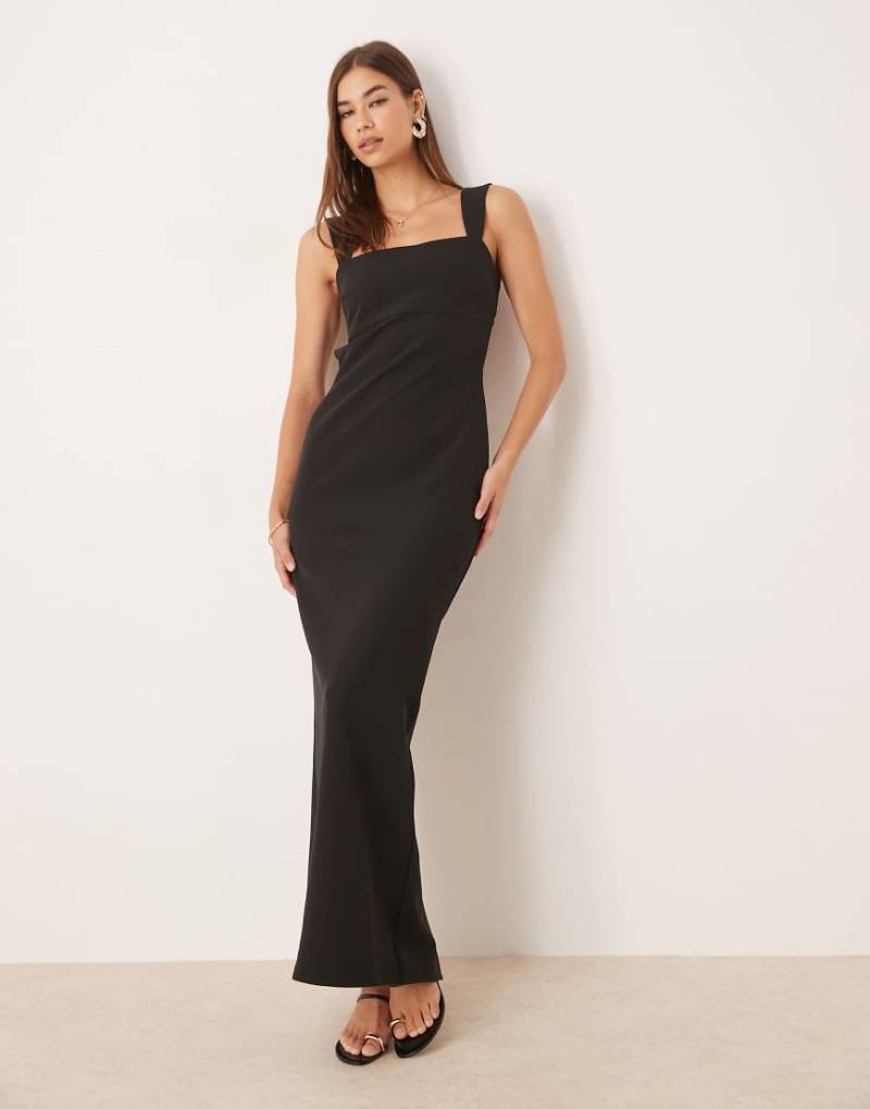 Pretty Lavish - Maxikleid aus Krepp in Schwarz mit eckigem Ausschnitt von Pretty Lavish