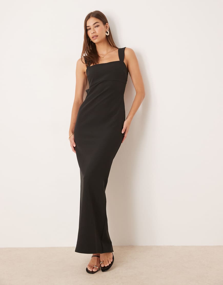 Pretty Lavish - Maxikleid aus Krepp in Schwarz mit eckigem Ausschnitt von Pretty Lavish