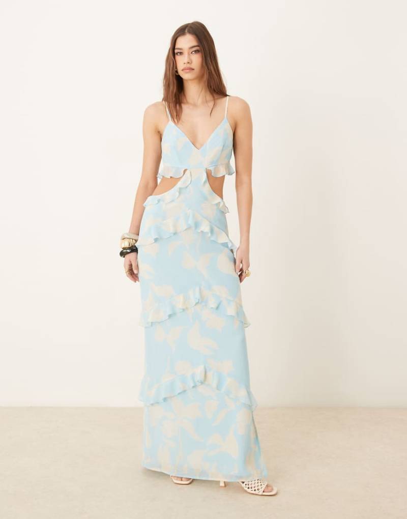 Pretty Lavish - Maxikleid in Blau mit übergroßem Blumenmuster, Zierausschnitt und Rüschen von Pretty Lavish