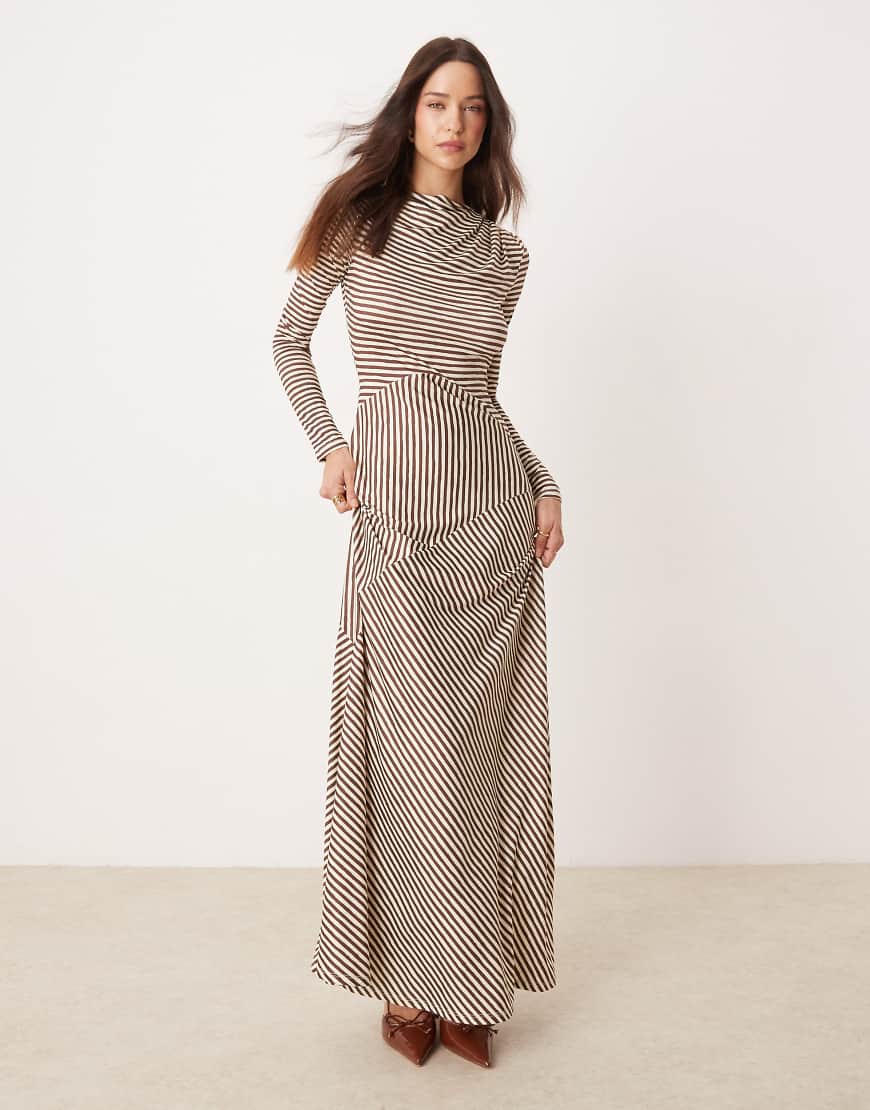Pretty Lavish - Maxikleid in Braun mit asymmetrischen Streifen-Schwarz Pretty Lavish - Maxikleid in Braun mit asymmetrischen Streifen-Schwarz von Pretty Lavish