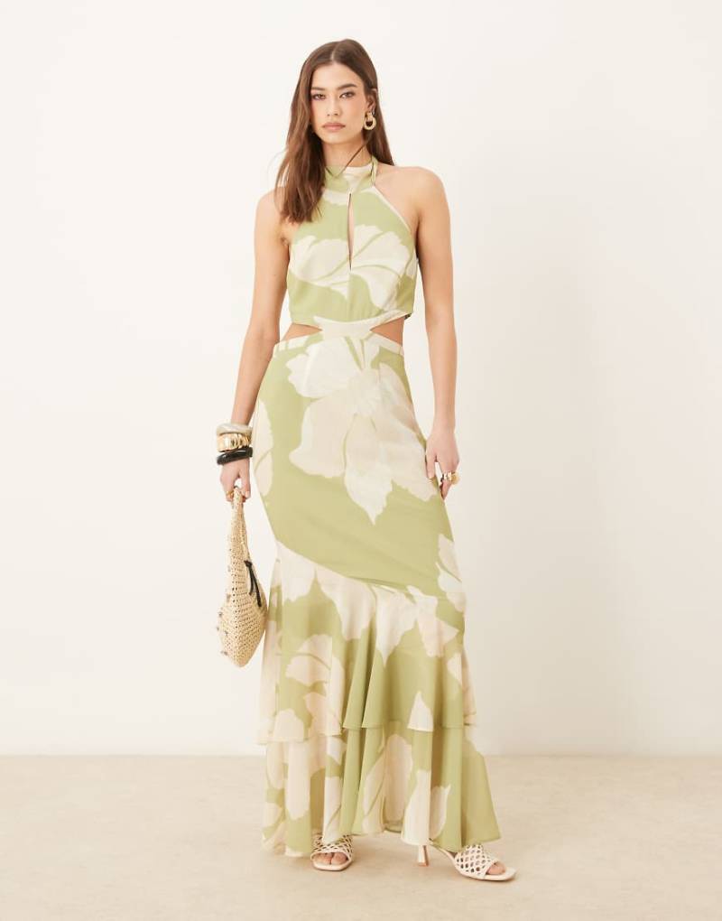 Pretty Lavish - Maxikleid in Olivgrün mit Rüschen, überdimensionalem Blumenmuster und Zierausschnitt-Bunt von Pretty Lavish