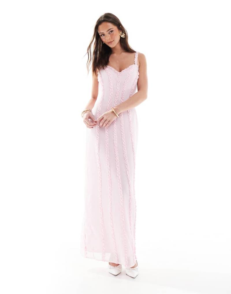 Pretty Lavish - Maxikleid in Pfingstrosenrosa mit Herzausschnitt und Rüschen von Pretty Lavish