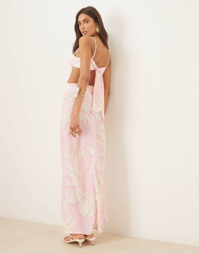 Pretty Lavish - Maxikleid in Rosa mit Zierausschnitten und Blumenmuster-Bunt von Pretty Lavish