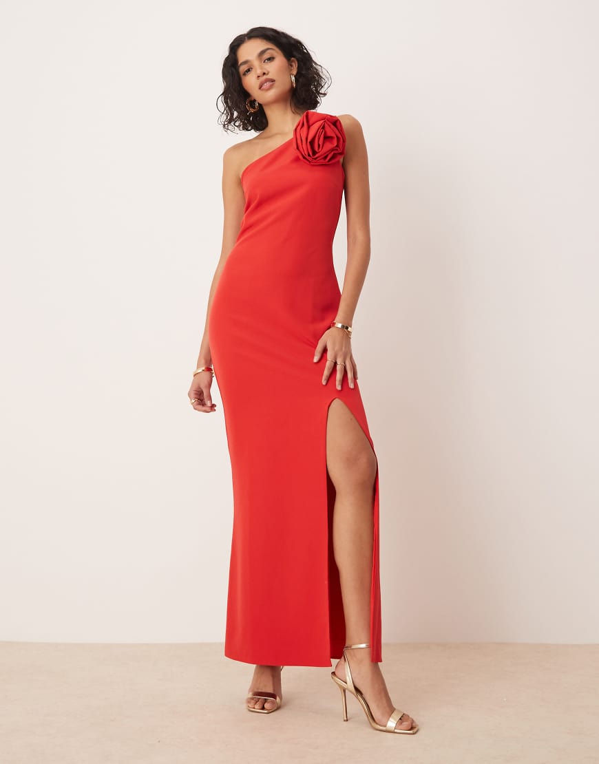 Pretty Lavish - Maxikleid in Rot mit One-Shoulder-Träger und Ansteckblumendetail von Pretty Lavish
