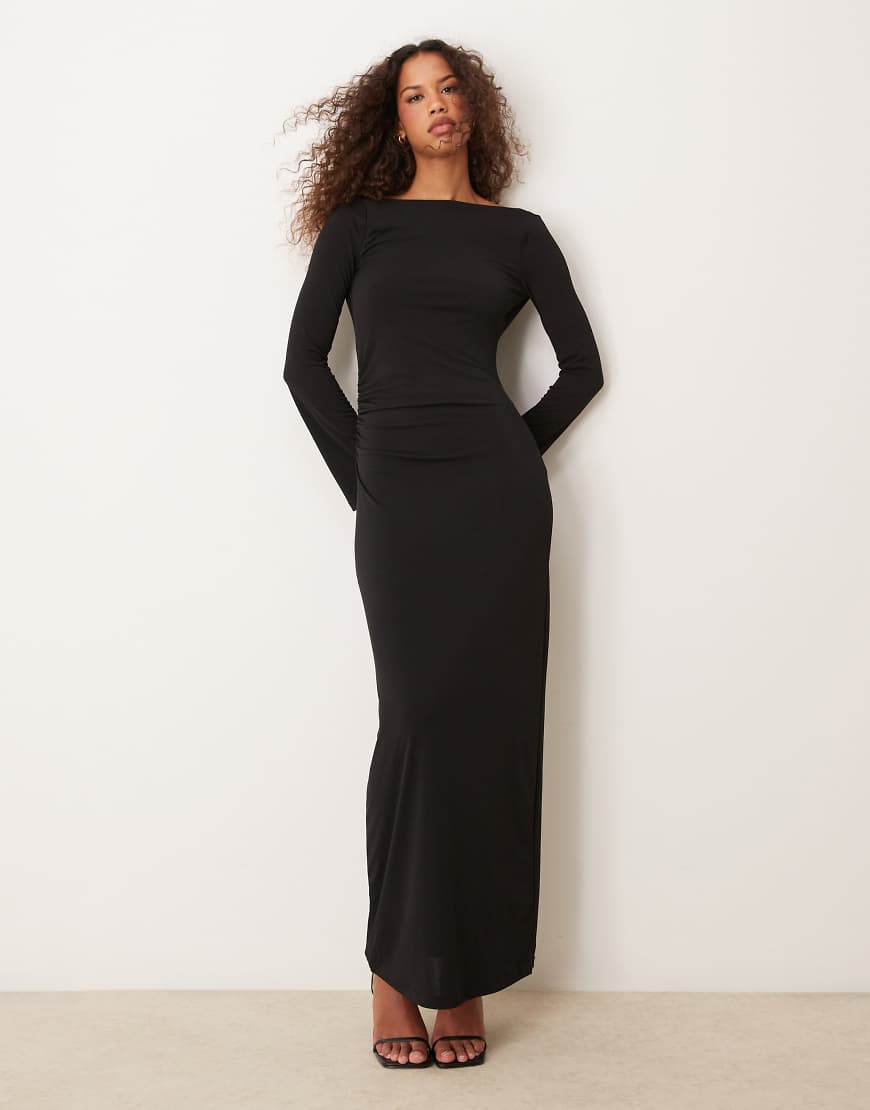 Pretty Lavish - Maxikleid in Schwarz mit Glockenärmeln und U-Boot-Ausschnitt von Pretty Lavish