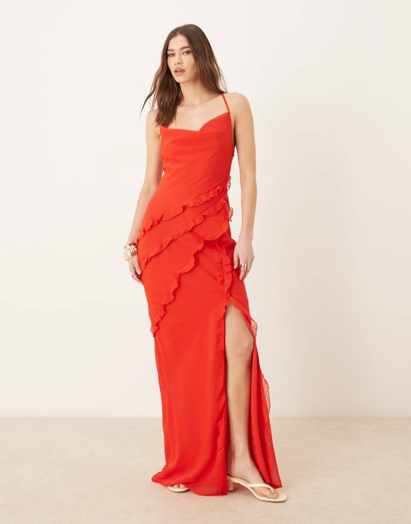Pretty Lavish - Maxikleid in leuchtendem Rot mit asymmetrischen Rüschen von Pretty Lavish