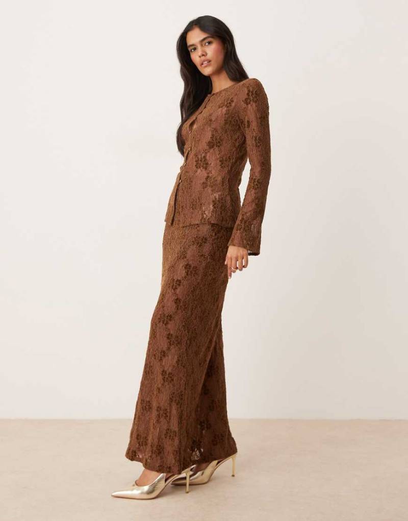 Pretty Lavish - Maxirock aus Spitze in Schokobraun, Kombiteil-Brown von Pretty Lavish