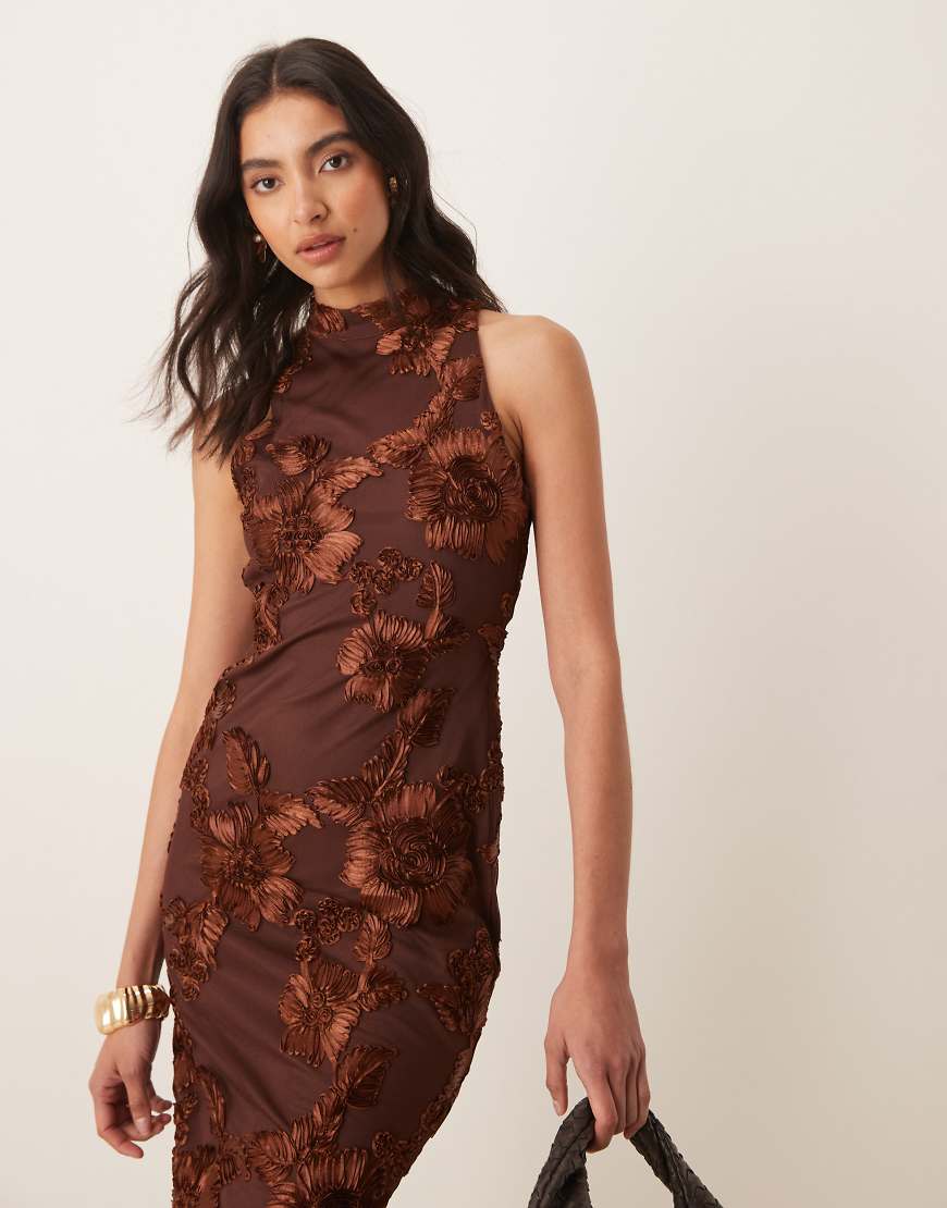 Pretty Lavish - Meg - Wadenlanges Kleid in Braun geblümt mit Racer-Design von Pretty Lavish