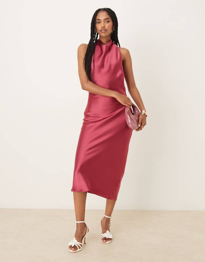 Pretty Lavish - Midaxi-Kleid aus Satin in Beerenrosa mit Wasserfallausschnitt von Pretty Lavish