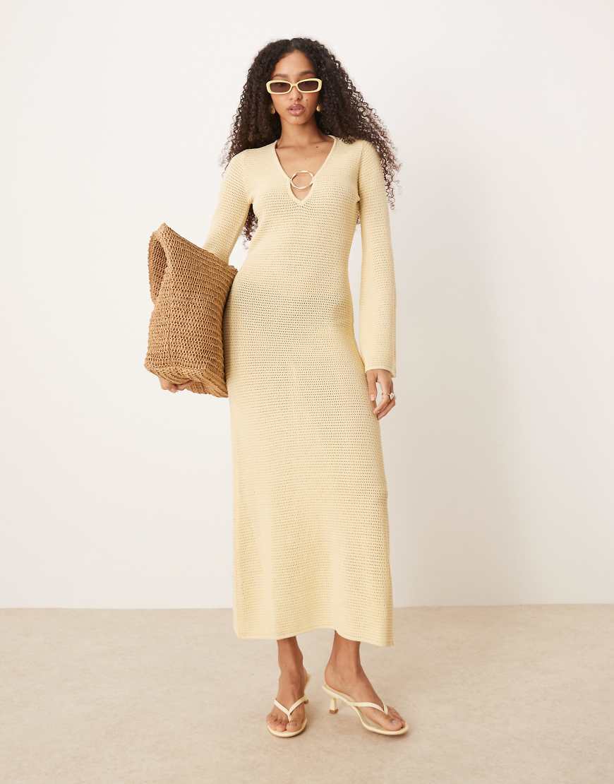 Pretty Lavish - Midaxi-Kleid in Zitronengelb aus Häkelstrick mit goldfarbenen Metall-Highlights von Pretty Lavish