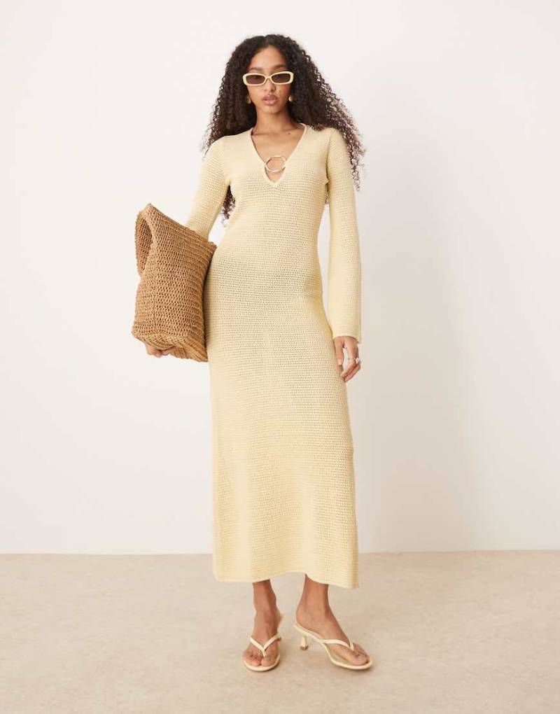 Pretty Lavish - Midaxi-Kleid in Zitronengelb aus Häkelstrick mit goldfarbenen Metall-Highlights von Pretty Lavish