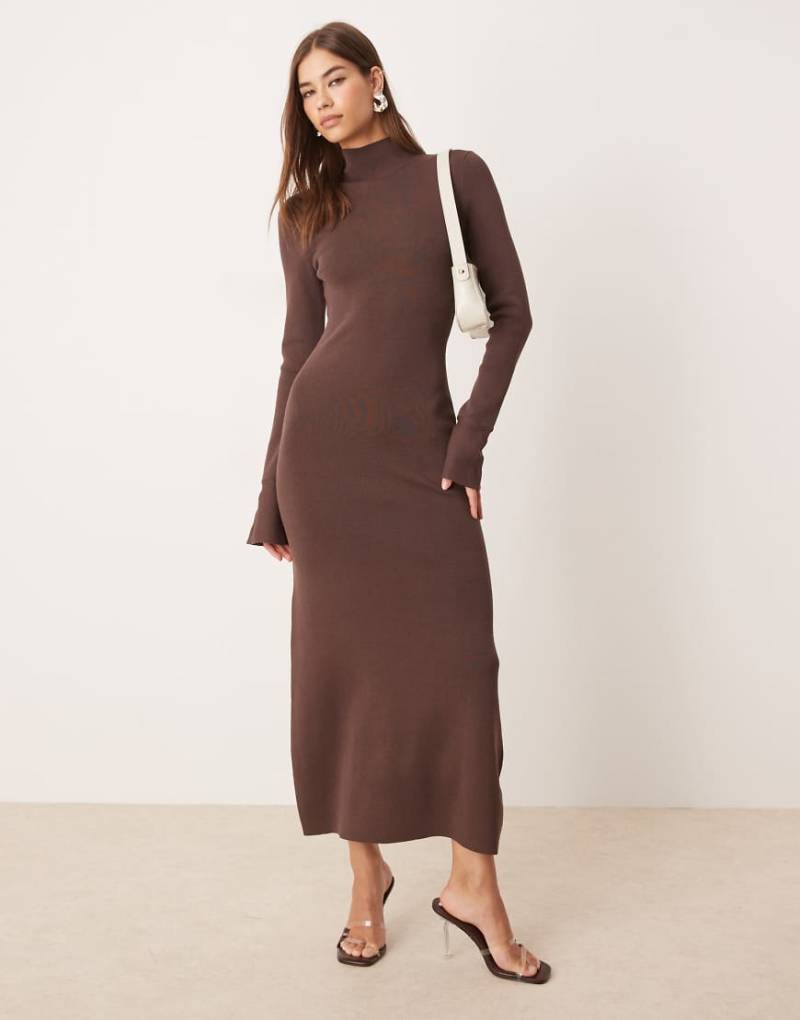 Pretty Lavish - Midaxi-Strickkleid in Braun mit ausgestellten Ärmeln von Pretty Lavish