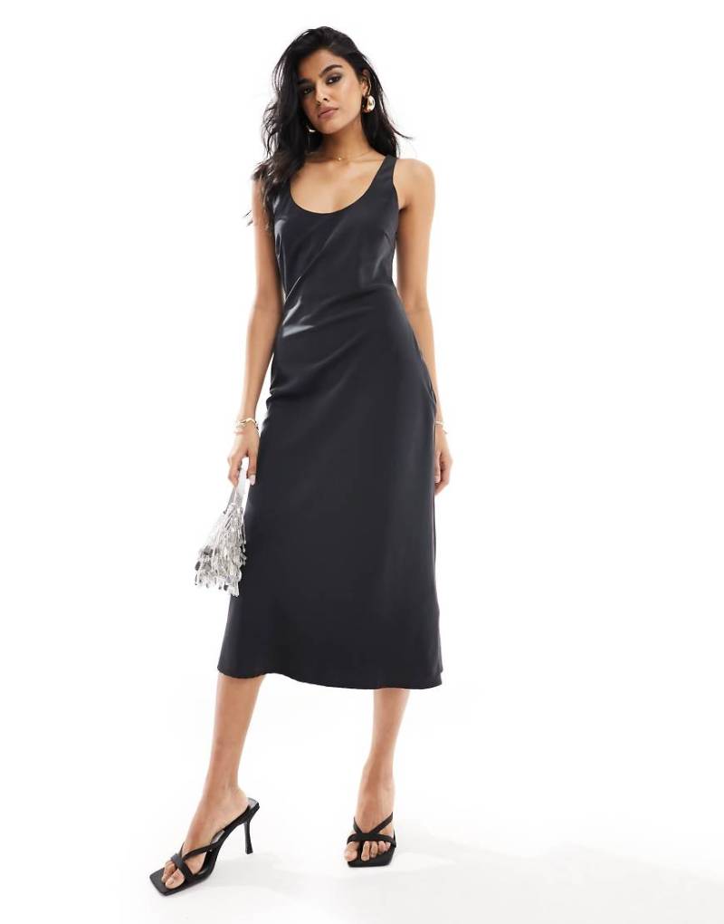 Pretty Lavish - Midi-Trägerkleid aus Satin in Schwarz von Pretty Lavish
