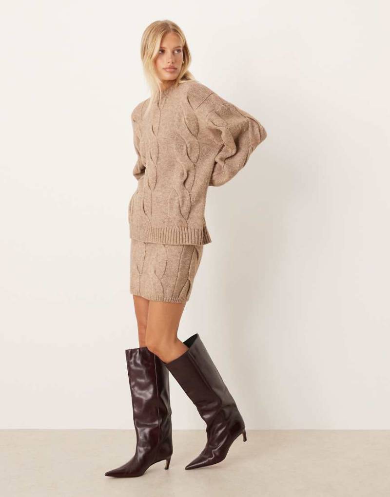 Pretty Lavish - Mini-Strickrock in Taupe mit Zopfmuster, Kombiteil-Brown von Pretty Lavish