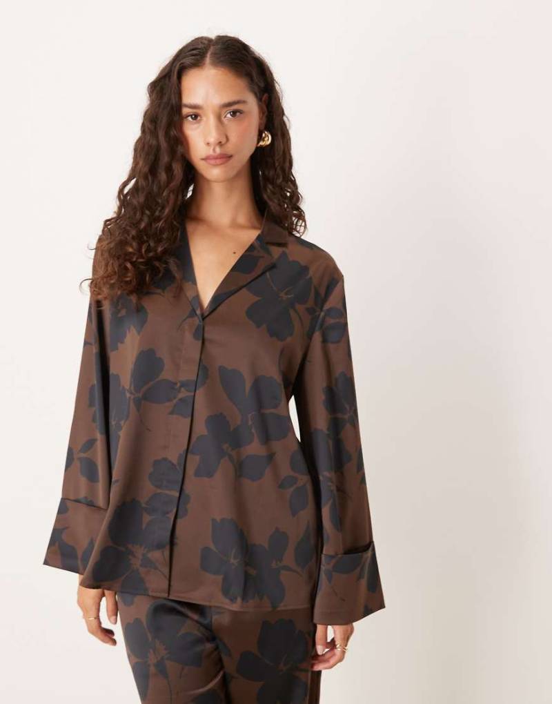 Pretty Lavish - Oversize-Hemdbluse in Schokobraun mit abstraktem Muster, Kombiteil-Brown von Pretty Lavish
