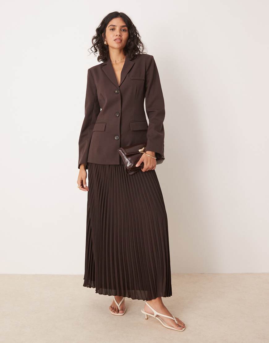 Pretty Lavish - Plissierter Maxirock in Schokoladenbraun, Kombiteil von Pretty Lavish