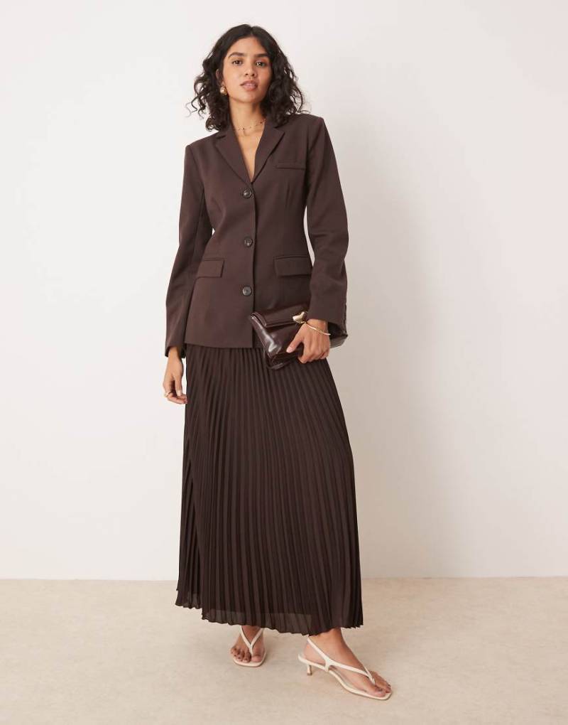 Pretty Lavish - Plissierter Maxirock in Schokoladenbraun, Kombiteil von Pretty Lavish