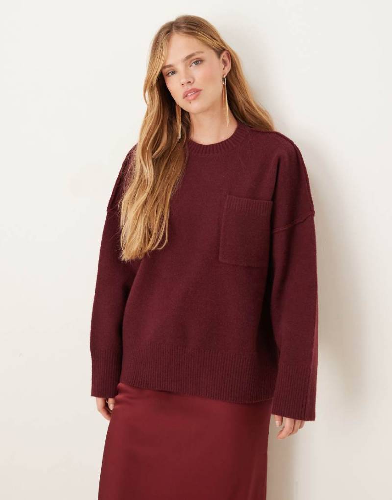Pretty Lavish - Pullover in Burgunderrot mit sichtbaren Nähten und Tasche von Pretty Lavish