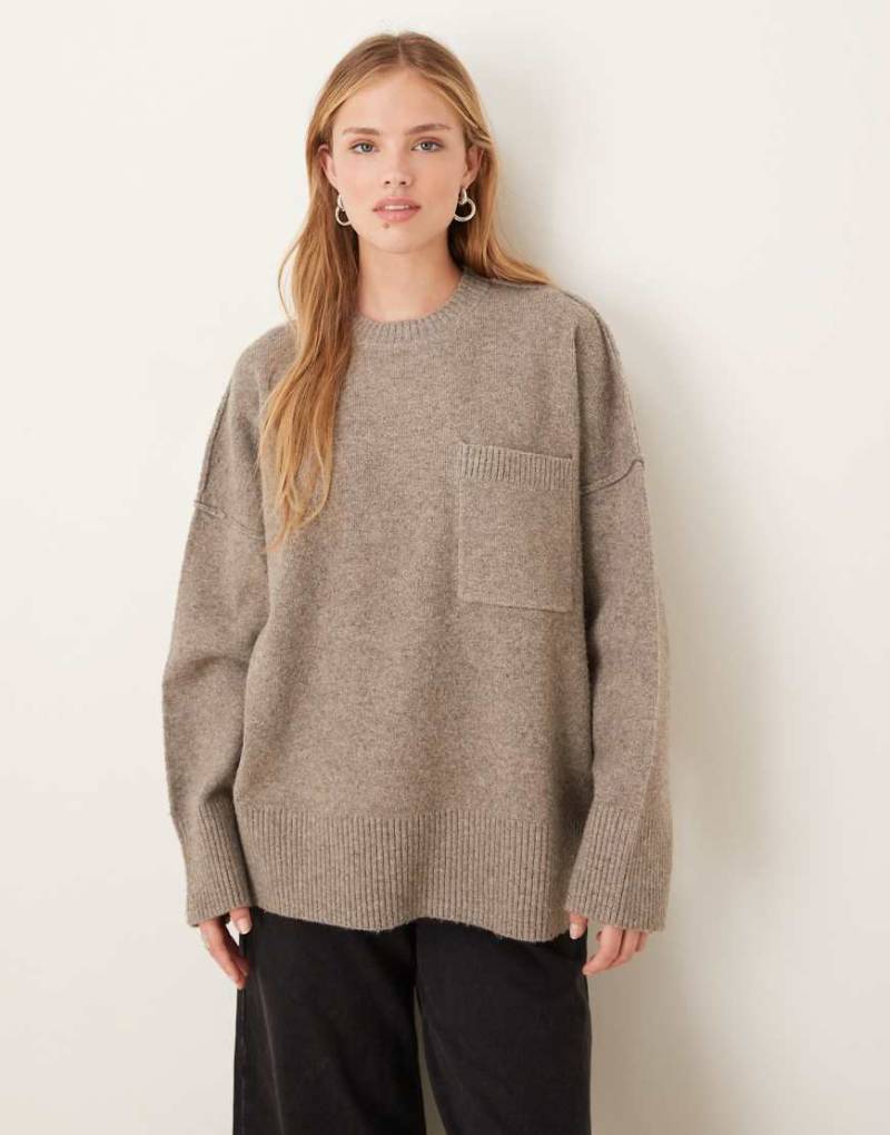 Pretty Lavish - Pullover in Grau mit sichtbaren Nähten und Tasche von Pretty Lavish