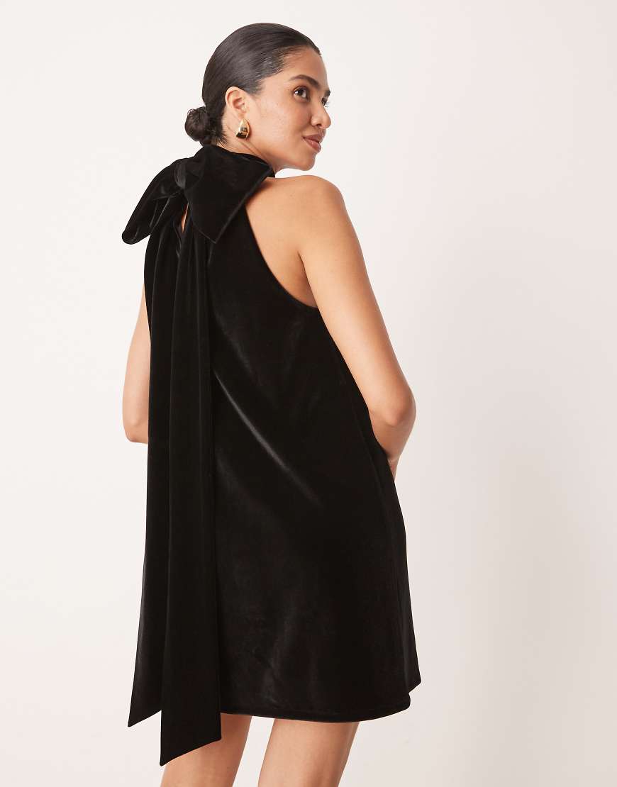 Pretty Lavish - Samt-Minikleid in Schwarz mit Schleife von Pretty Lavish