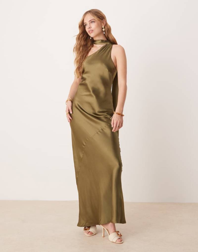 Pretty Lavish - Satin-Maxikleid in kräftigem Olivgrün mit Schaldetail am Ausschnitt von Pretty Lavish