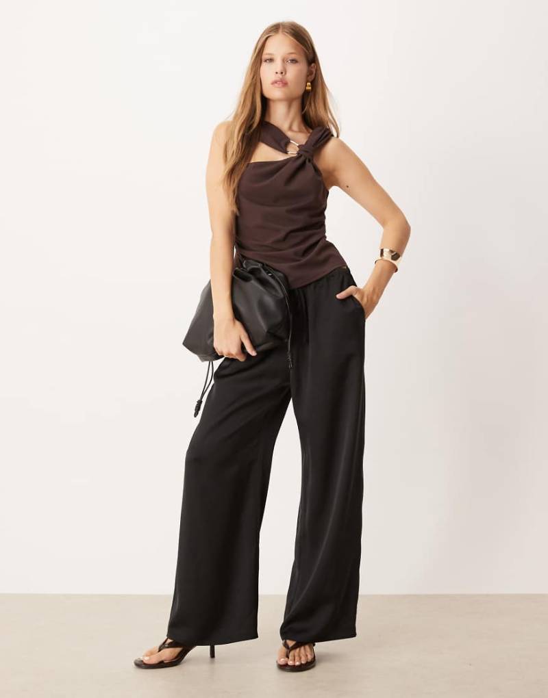 Pretty Lavish - Satinhose in Schwarz mit weitem Bein und Kordelzug von Pretty Lavish